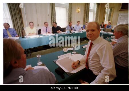 William Hague MP und seine Schatten Kabinettssitzung in der Hartwell House Hotel in der Nähe von Aylesbury Stockfoto