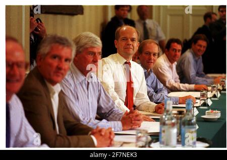 Der Parlamentsabgeordnete von William Hague und sein Schattenkabinett werden von Cecil flankiert Parkinson und Peter Lilley treffen sich im Hartwell House Hotel In der Nähe von Aylesbury Stockfoto