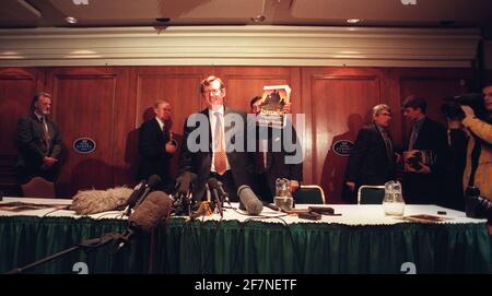 David Trimble Anführer der Ulster Unionist April 1998 bei A Pressekonferenz auf der Europa nach der Abstimmung des rates Akzeptieren Sie das Friedensabkommen Stockfoto