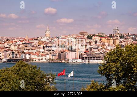 ISTANBUL, TÜRKEI - 09 07 2020: Karakoy-Viertel, Galata-Turm vom Topkapi-Palast in Istanbul, Türkei, über das Goldene Horn gesehen Stockfoto