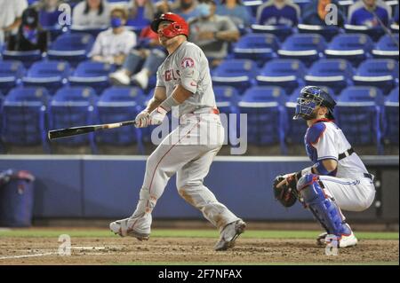 Dunedin, Usa. April 2021. Toronto Blue Jays Catcher Danny Jansen (R) sieht an, wie Mike Trout von Los Angeles Angels beim fünften Inning im TD Ballpark in Dunedin, Florida, am Donnerstag, 8. April 2021, einen Solo-Heimlauf trifft. Foto von Steven J. Nesius/UPI Credit: UPI/Alamy Live News Stockfoto