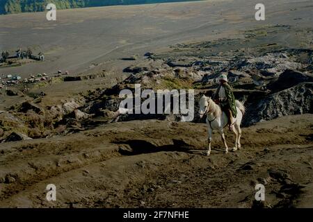 Ein Mann, der auf dem Mount Bromo in Ost-Java, Indonesien, reitet. Stockfoto