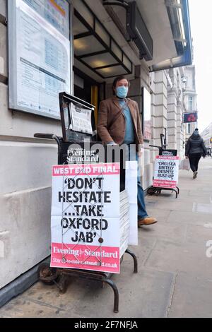 Ein Evening Standard-Zeitungsstand vor einer Londoner U-Bahn-Station mit der Überschrift „Zögern Sie nicht. Nehmen Sie den Oxford Jab“, da die Befürchtungen über das Impfrisiko wachsen Stockfoto