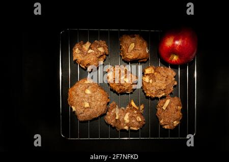 Luftaufnahme von Haferflocken Cookies mit Apfel und natürlichen Früchten Quadrate, die auf einem Gitter ohne Verarbeitung oder Konservierungsstoffe gebacken ruhen Zu Hause Stockfoto