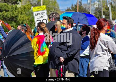 Emporia, Kansas, USA, 8. April 2021 Mitglieder des Parasol Patrol Stands gegenüber der Westboro Baptist Church protestieren Stockfoto