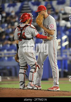 Dunedin, Usa. April 2021. Los Angeles Angels Catcher Kurt Suzuki (L) spricht mit dem Reliever Aaron Sloggers (57) während des sechsten Innings eines Baseballspiels gegen die Toronto Blue Jays im TD Ballpark in Dunedin, Florida am Donnerstag, den 8. April 2021. Foto von Steven J. Nesius/UPI Credit: UPI/Alamy Live News Stockfoto