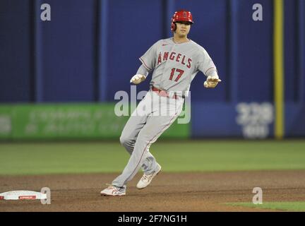 Dunedin, Usa. April 2021. Shohei Ohtani von Los Angeles Angels erreicht die zweite Basis mit einem einzigen Treffer von Mike Trout während des siebten Innings gegen die Toronto Blue Jays im TD Ballpark in Dunedin, Florida am Donnerstag, den 8. April 2021. Foto von Steven J. Nesius/UPI Credit: UPI/Alamy Live News Stockfoto