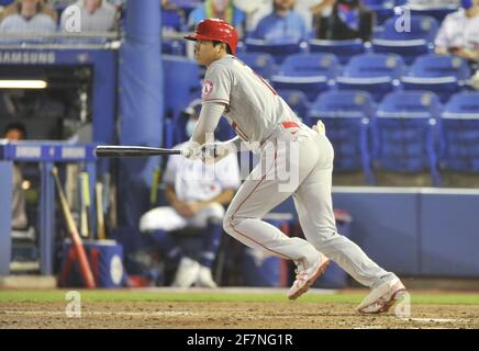 Dunedin, Usa. April 2021. Shohei Ohtani von Los Angeles Angels trifft eine RBI-Single aus Toronto Blue Jays Reliever Jordan Romano während des siebten Innings im TD Ballpark in Dunedin, Florida am Donnerstag, 8. April 2021. Foto von Steven J. Nesius/UPI Credit: UPI/Alamy Live News Stockfoto