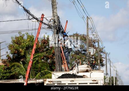 salvador, bahia / brasilien - 12. märz 2019: In der Stadt Salvador werden Arbeiter gesehen, wie sie das Stromnetz reparieren. *** Ortsüberschrift *** Stockfoto