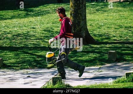 Reims Frankreich 08. April 2021 Gärtner mit einem Hand-Rasenmäher im Frühjahr in einem öffentlichen Park in der Stadt Reims in Frankreich Stockfoto