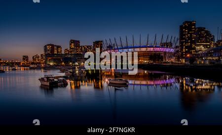 Vancouver Skyline bei Nacht mit BC Place Stadium beleuchtet an der Nordküste von False Creek Inlet bei Nacht, British Columbia, Kanada Stockfoto