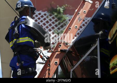 salvador, bahia / brasilien - 28. februar 2019: Elektriker macht Reparaturen am Stromnetz während der Karnevalszeit in der Stadt Salvador. *** Loc Stockfoto