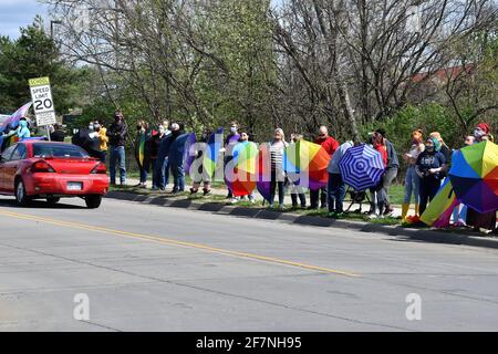 Emporia, KS, USA. April 2021. Gegendemonstoren bei heutigen Protesten der Hassgruppe Westboro Baptist Church vor der Emporia Middle School. Am 8. April 2021. Emporia, Kansas. Kredit: Mark Reinstein/Media Punch/Alamy Live Nachrichten Stockfoto