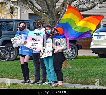 Emporia, KS, USA. April 2021. Gegendemonstoren bei heutigen Protesten der Hassgruppe Westboro Baptist Church vor der Emporia Middle School. Am 8. April 2021. Emporia, Kansas. Kredit: Mark Reinstein/Media Punch/Alamy Live Nachrichten Stockfoto