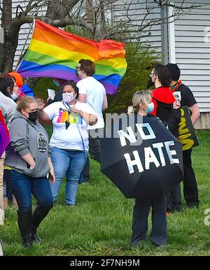 Emporia, KS, USA. April 2021. Gegendemonstoren bei heutigen Protesten der Hassgruppe Westboro Baptist Church vor der Emporia Middle School. Am 8. April 2021. Emporia, Kansas. Kredit: Mark Reinstein/Media Punch/Alamy Live Nachrichten Stockfoto