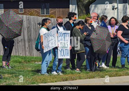 Emporia, KS, USA. April 2021. Gegendemonstoren bei heutigen Protesten der Hassgruppe Westboro Baptist Church vor der Emporia Middle School. Am 8. April 2021. Emporia, Kansas. Kredit: Mark Reinstein/Media Punch/Alamy Live Nachrichten Stockfoto