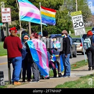 Emporia, KS, USA. April 2021. Gegendemonstoren bei heutigen Protesten der Hassgruppe Westboro Baptist Church vor der Emporia Middle School. Am 8. April 2021. Emporia, Kansas. Kredit: Mark Reinstein/Media Punch/Alamy Live Nachrichten Stockfoto