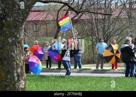 Emporia, KS, USA. April 2021. Gegendemonstoren bei heutigen Protesten der Hassgruppe Westboro Baptist Church vor der Emporia Middle School. Am 8. April 2021. Emporia, Kansas. Kredit: Mark Reinstein/Media Punch/Alamy Live Nachrichten Stockfoto