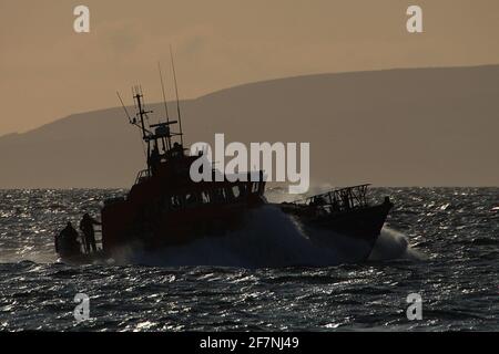 RNLB Jim Moffat (14-38), ein Rettungsboot der Trent-Klasse, das von der Royal National Lifeboat Institution (RNLI) in Ayr während der Scottish Airshow 2015 betrieben wird Stockfoto