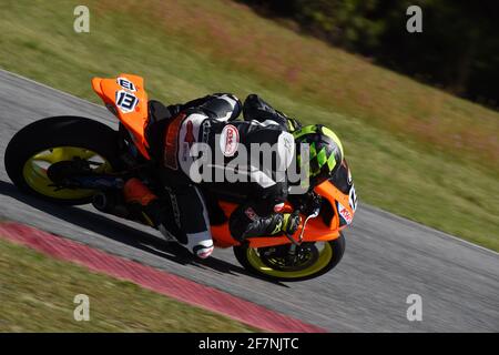 Motorrad-Rennfahrer auf dem Roebling Road Raceway während des Stickboy Racing Track Day zur Vorbereitung auf DEN regionalen Auftakt DER REGION WERA Atlantic Coastal. Stockfoto