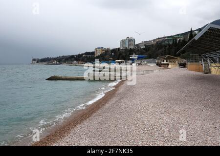 Blick auf den Strand von Gursuf im Frühling, Krim Stockfoto