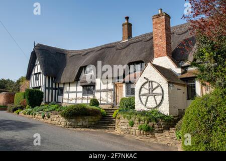 Strohgedeckte, schwarz-weiße Fachwerkhütte in Great Comberton, Cotswolds, Wychavon District, Worcestershire, Großbritannien Stockfoto