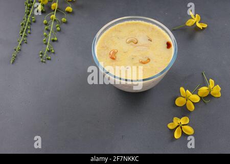 Vermecelli Payasam oder Kheer, südindisches süßes Hauptgericht zubereitet Mit Vermicelli, Milch, Zucker und trockenen Nüssen und mit goldenen angeordnet Duschblume in der Stockfoto