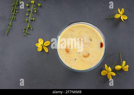 Vermecelli Payasam oder Kheer, südindisches süßes Hauptgericht zubereitet Mit Vermicelli, Milch, Zucker und trockenen Nüssen und mit goldenen angeordnet Duschblume in der Stockfoto