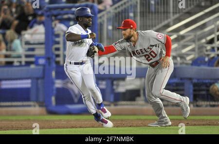Dunedin, Usa. April 2021. Los Angeles Angels erster Baseman Jared Walsh (20) markiert Toronto Blue Jays Pinch Runner Jonathan Davis auf einem Pickoff-Wurf während des neunten Innings im TD Ballpark in Dunedin, Florida am Donnerstag, 8. April 2021. Foto von Steven J. Nesius/UPI Credit: UPI/Alamy Live News Stockfoto