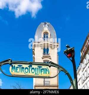 Paris, schmale Fassade im Zentrum, schönes Gebäude, mit U-Bahn-Schild Stockfoto