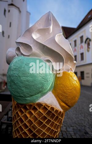 Nahaufnahme eines Eisbeutels aus Kunststoff, der für eine Eisdiele wirbt Stockfoto