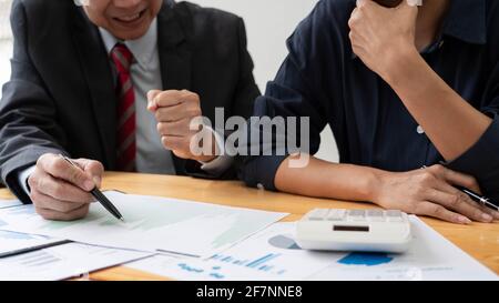 Business Professionals sitzen am Tisch mit Kollegen zusammen Brainstorming an Projekt diskutieren und Planungskonzept im Büro. Stockfoto