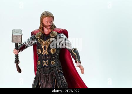 Die mächtige Thor-Actionfigur isoliert auf weißem Hintergrund. Comic-Bücher von Marvel. Leerer Raum für Text. Nahaufnahme. Stockfoto