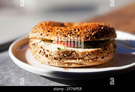 Bagel-Sandwich mit Frischkäse und Gemüse Stockfoto