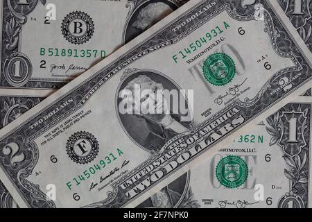 2 US-Dollar Banknote auf 1-Dollar-Banknoten Hintergrund Stockfoto