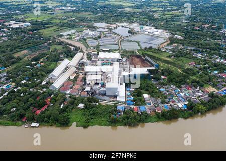 Luftaufnahme der Industriefabrik mit Lagerhaus, Tanks und Maschine im Grünen Stockfoto