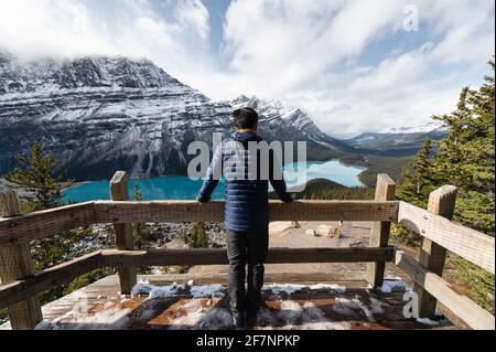 Mann steht und blickt auf den Peyto See im Banff Nationalpark, Kanada Stockfoto