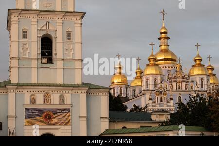 Nahaufnahme der Kuppeln von St. Michaels Golden Domed Kloster in Kiew Ukraine während der goldenen Stunde Stockfoto