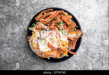 Japanisches Essen, Katsu Don ist paniertes frittiertes Schweinefleisch und Eier in einem süßen und salzigen über Reis serviert gekocht. Stockfoto