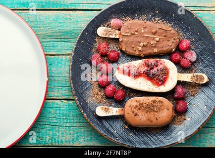 Eis auf Stöcken mit Schokolade.Schokoladenüberzogene Eis mit Kirschmarmelade Stockfoto