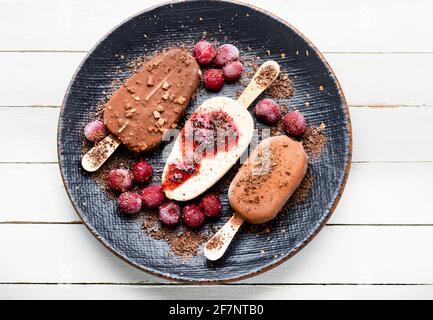 Eis auf Stöcken mit Schokolade.leckere Eiszapfen mit Schokolade überzogen Stockfoto