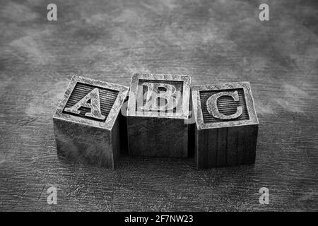 Vintage Holz Alphabet Blöcke auf dunklem Holz Hintergrund Stockfoto