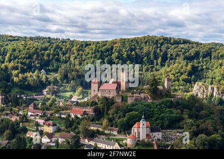 Hardegg Stadt mit Burgruine und Kirche in Österreich aus Aussichtspunkt Hardeggska vyhlidka im Nationalpark Podyji in der Tschechischen Republik republik im Herbst morni Stockfoto