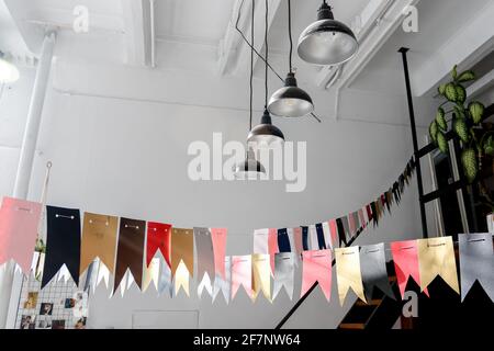 Dekorationen aus Flaggen für den Urlaub. Farbe Gold, Pink blak. Stockfoto
