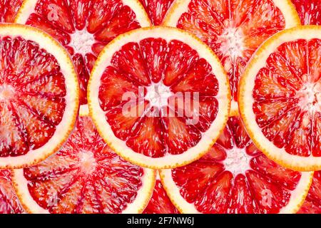 Blutige Orangen in Scheiben geschnitten. Frische reife rote sizilianische Orange, Zitrusfrüchte als Hintergrund. Stockfoto