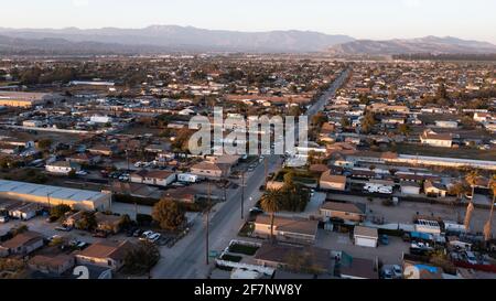 Sonnenuntergangs-Luftaufnahme eines Wohngebiets von Oxnard, Kalifornien, USA. Stockfoto