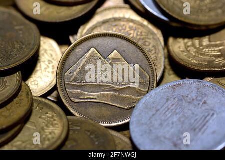 Sammlung alter ägyptischer Münzen im Hintergrund Stockfoto