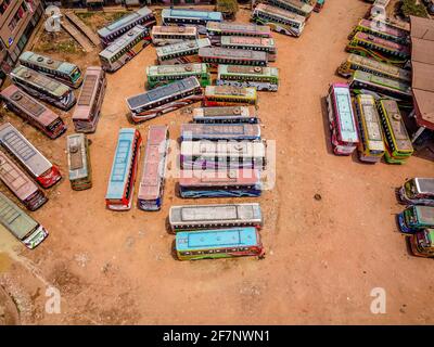 Barishal, Barishal, Bangladesch. April 2021. Mehrere Busse werden während einer einwöchigen landesweiten Covid-Sperre, die am Montag begann, am zentralen Busstand von Barisal geparkt, einem der belebtesten Busse in der südlichen Region des Landes. Quelle: Mustasinur Rahman Alvi/ZUMA Wire/Alamy Live News Stockfoto
