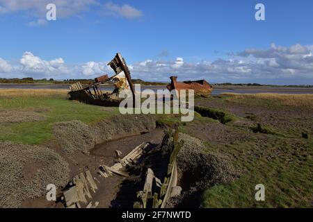 Schiffswrack auf dem Wattenmeer des Flusses Wyre, Fleetwood. Eine Erinnerung an die boomende Fischereiindustrie in den Städten, die langsam vom Schlamm zurückgewonnen wird. Stockfoto