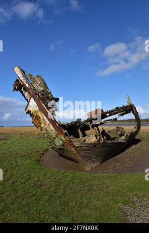 Schiffswrack auf dem Wattenmeer des Flusses Wyre, Fleetwood. Eine Erinnerung an die boomende Fischereiindustrie in den Städten, die langsam vom Schlamm zurückgewonnen wird. Stockfoto